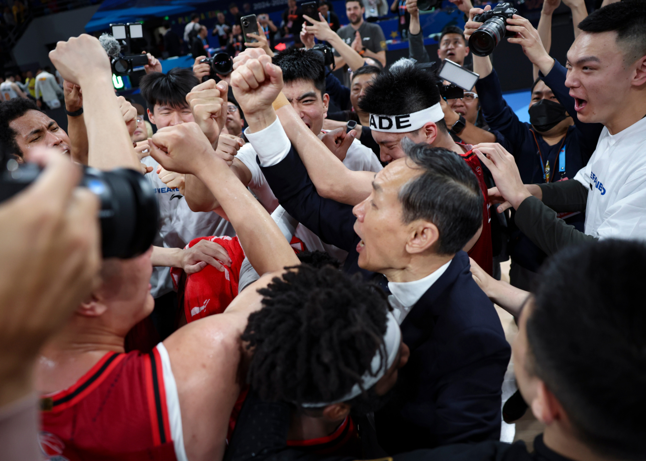 CBA球员现场互动直播，粉丝争相围观的简单介绍