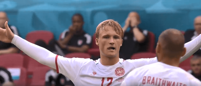 包含意大利遭爆冷失利，晋级前景蒙上阴影的词条