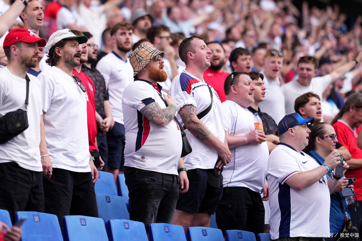 激烈比赛吸引球迷疯狂支持！