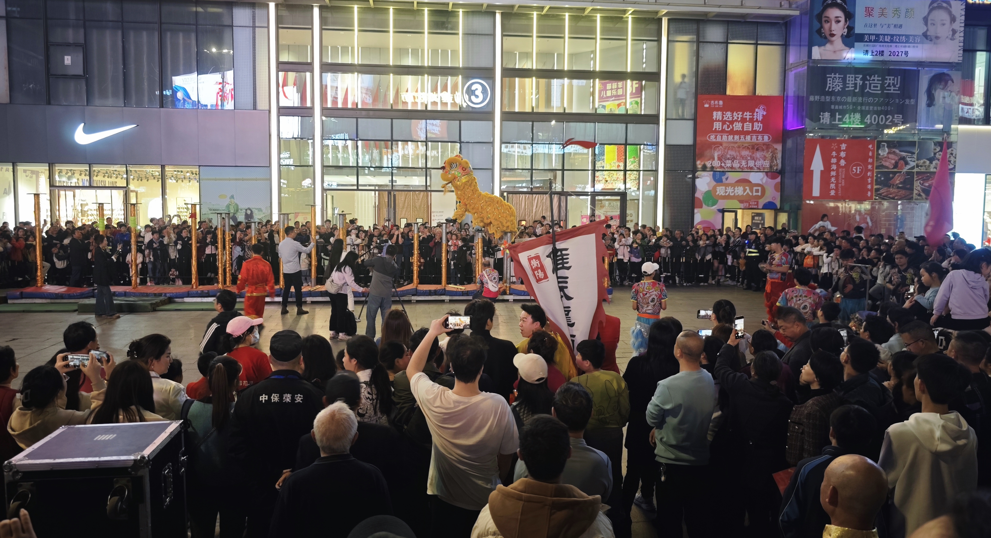 夹道欢呼人山人海，气氛热烈的简单介绍