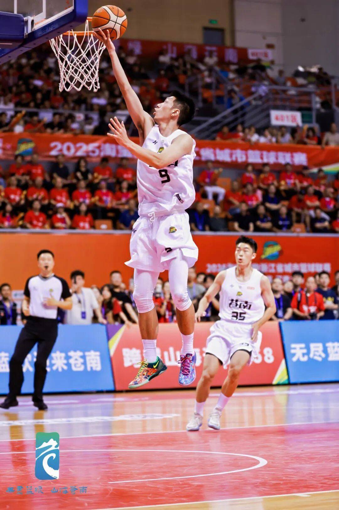 强攻王队在国际篮球大赛中抢眼