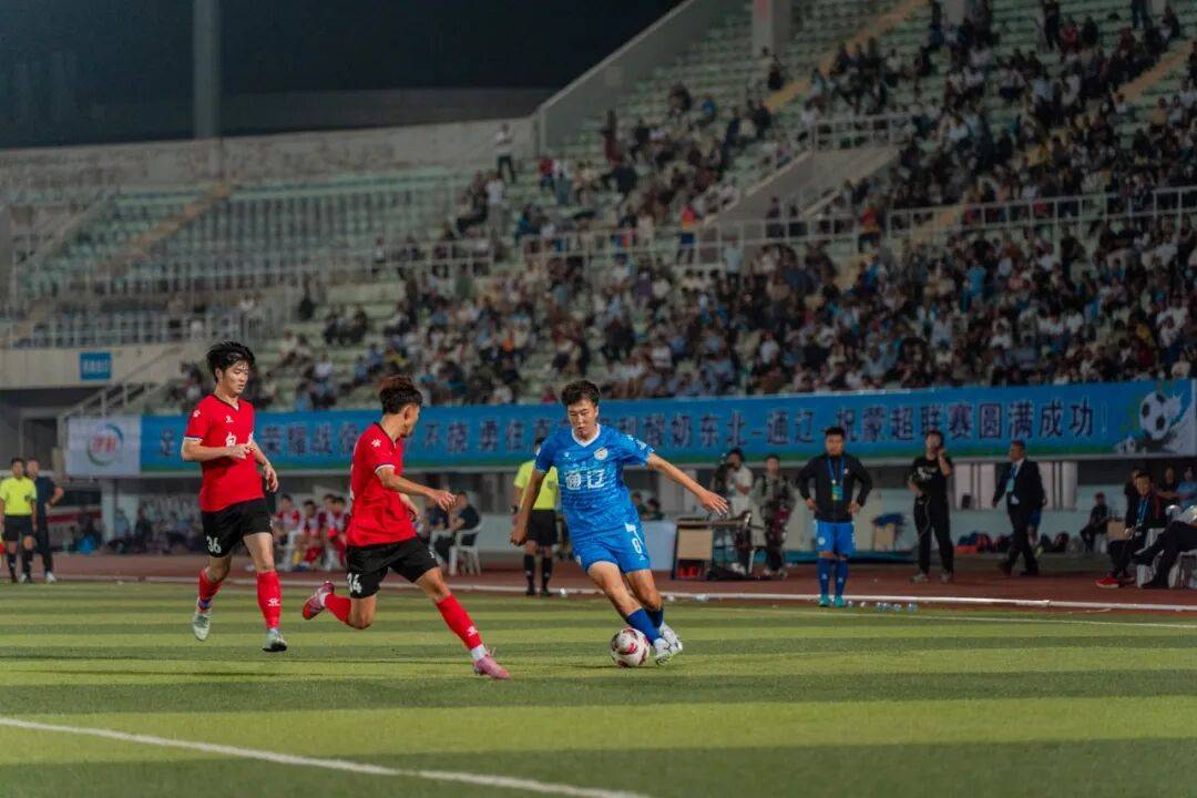 国内足球赛事进入决赛阶段,球队斗志昂扬的简单介绍 国内足球赛事进入决赛阶段,球队斗志昂扬的简单介绍