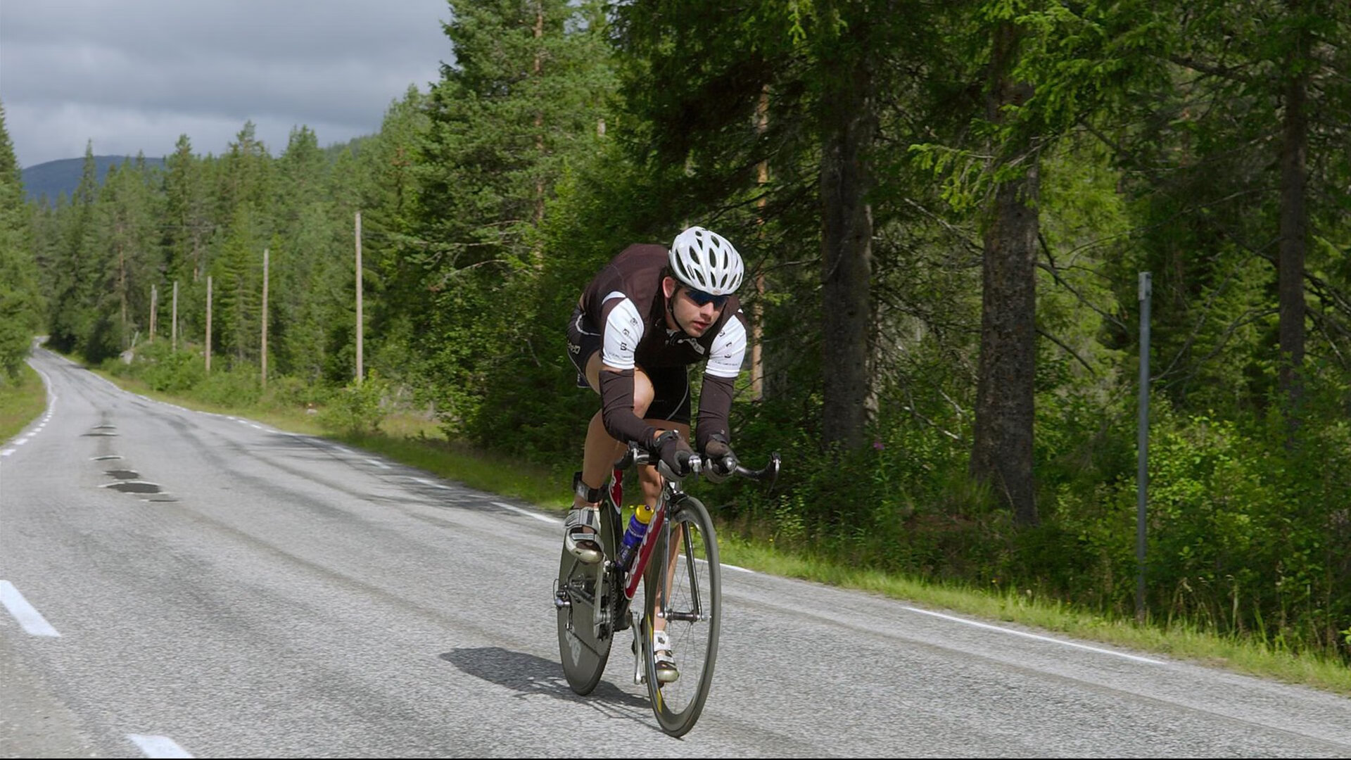 红魔风暴席卷药厂,莱万独舞定义时代—双线战场上的霸权更迭